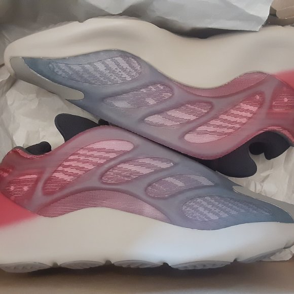 Size 5.5M / 7W - Adidas Yeezy 700 V3 Fade Carbon - GW1814 - NEW!! - Picture 2 of 7